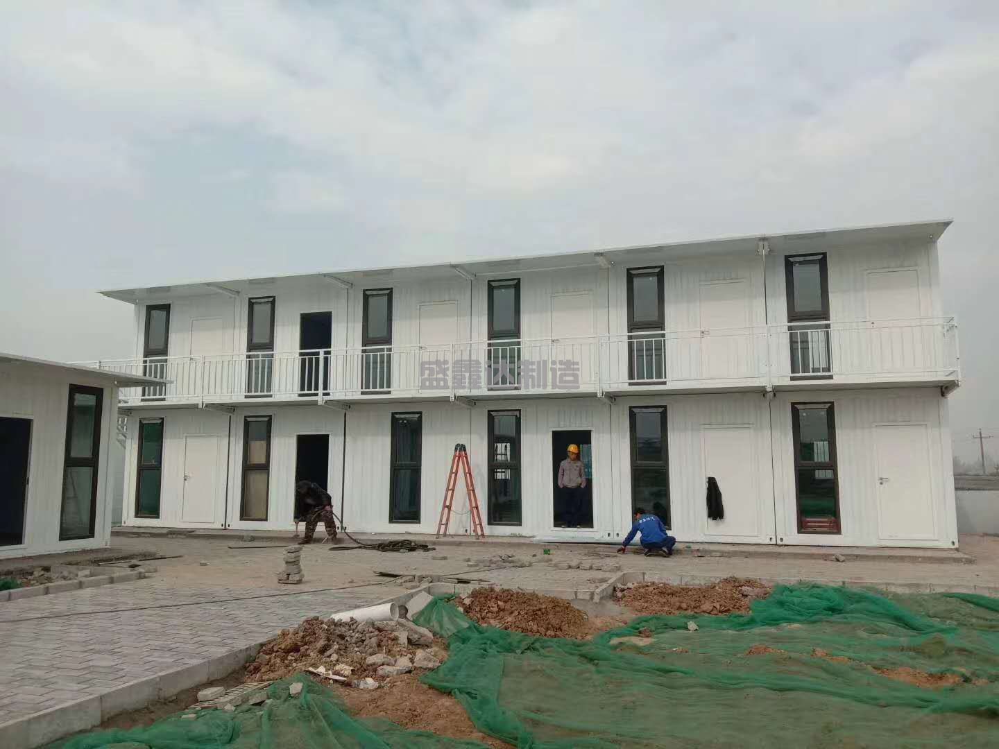 1-201216135435b8.jpg